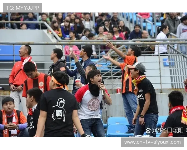 比赛结束后，球员与观众赛场合影，比赛结束后观众们什么走出体育馆