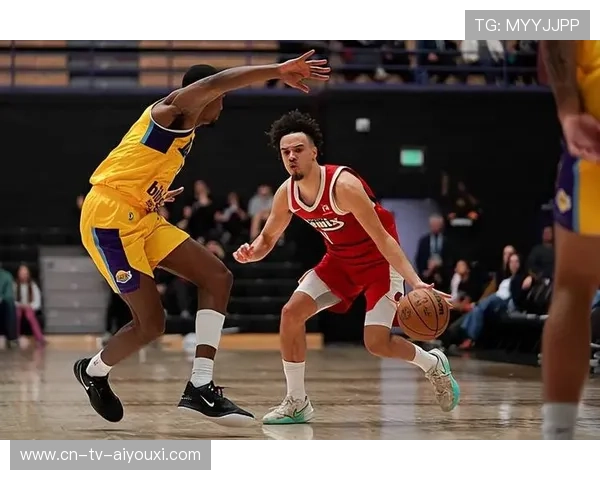 篮球小后卫单场送出20次助攻 组织能力惊人,篮球场上后卫 篮球小后卫单场送出20次助攻 组织能力惊人,篮球场上后卫